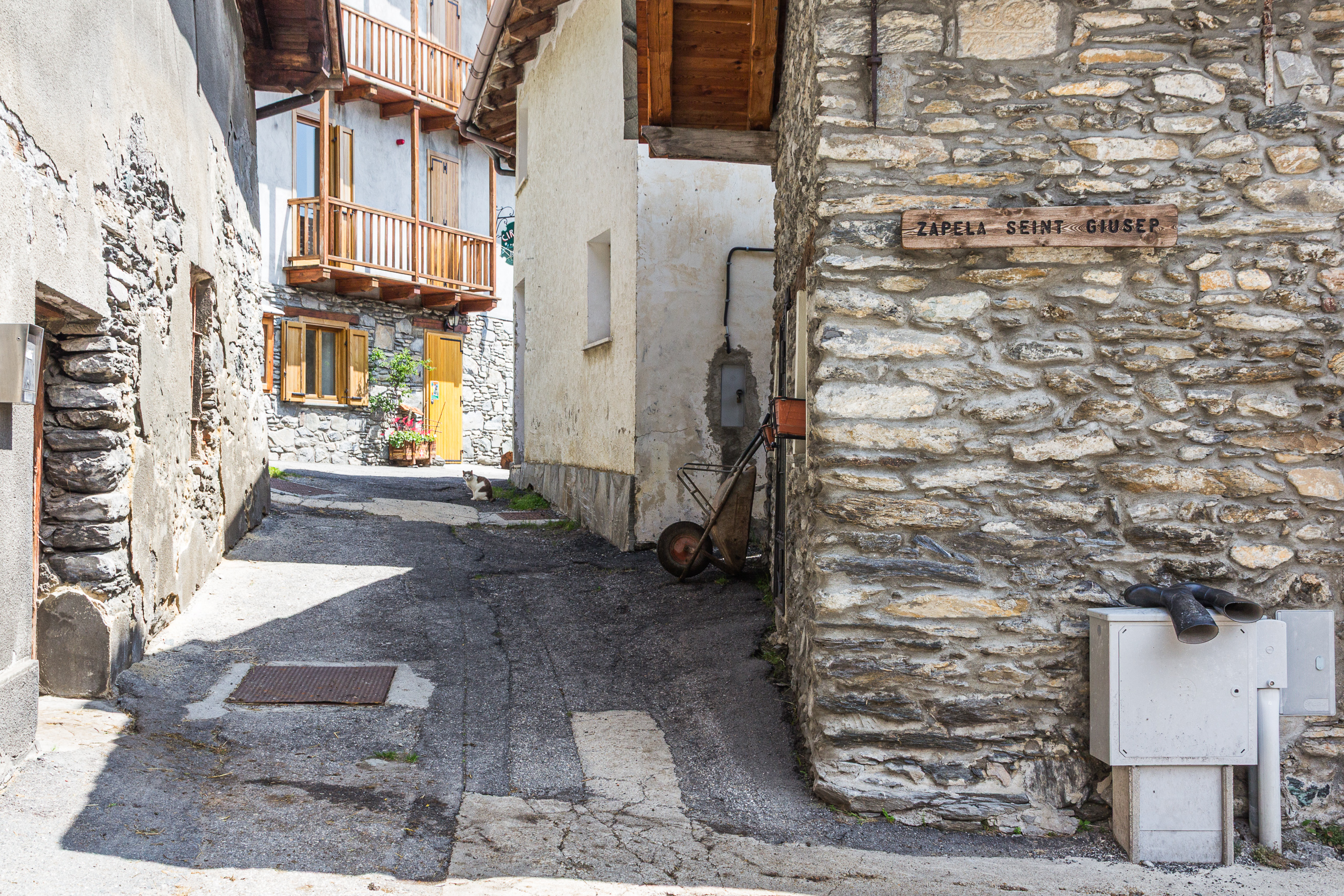 Enge Dorfgasse mit Katze – „Zapela Seint Giusep“